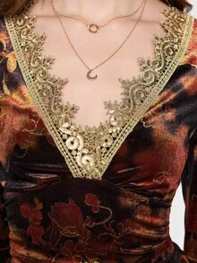 ROMWE EDITION Damen Vintage Blumen Allover-Muster Kontrast Spitze Glockenärmel V-Ausschnitt figurbetontes Samt Top, Halloween Hexen Thema, Herbst/Winter - Verschiedenfarbig - Übersicht 3