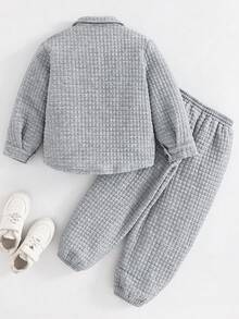SHEIN 2 件套年轻男孩休闲纹理面料衬衫夹克和裤子适合日常穿着、度假和运动，适合所有季节粉丝秋冬套装适合万圣节圣诞节母子装 - 灰色 - 查看 3