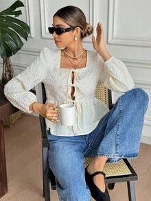 SHEIN Frenchy 2025秋冬女装花卉提花系带灯笼袖荷叶边下摆时尚衬衫，方领提花纹理荷叶边下摆衬衫，奶油色衬衫，田园风衬衫，系带衬衫，优雅女式衬衫，灯笼袖衬衫，系带衬衫，褶皱腰部衬衫，适合工作和通勤，春秋季，优雅衬衫，端庄衬衫，商务休闲女式衬衫，优雅女式衬衫，感恩节衬衫，时尚百搭，新年，圣诞节女式衬衫，舒适的秋冬季女式衬衫，法式风格，早午餐，通勤，办公室，简约，优雅，复古，完美日常，法式时尚风格 - 杏色 - 查看 7