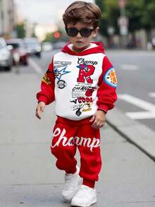 SHEIN 男童 Champion 街头风运动套装 - 红色印花连帽衫和运动裤，2025 年新款运动服，酷炫都市风男童装，宽松休闲简约舒适长袖连帽衫两件套，适合秋冬季穿着。红色两件套男童运动服，儿童街头时尚男童服装，红色童装秋季套装 - 彩色 - 查看 7