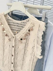 SHEIN Frenchy 女士亮片饰边镂空荷叶袖单排扣针织上衣，钩针编织上衣，秋季背心，度假风上衣，钩针背心，蕾丝刺绣荷叶边，钩针纹理针织上衣，V领吊坠装饰针织上衣，秋季女装，冬季女装，四季皆宜，冬季女装，休闲办公女装，法式风格，商务休闲女装，优雅，通勤，简约，办公室，复古，简约，日常穿着，夏季毛衣背心 - 杏色 - 查看 3