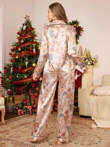 CoupledUp 仿丝绸圣诞元素印花翻领长袖上衣和裤子睡衣套装，秋冬服装 - 彩色 - 查看 3