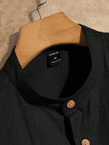 HIMLAND Camisa de manga corta de ajuste delgado con cuello alto, decoración de parche y letra casual para hombres - Negro - Ver 3