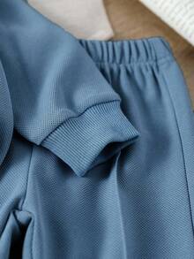 SHEIN 男婴/女婴休闲装，暖色调搭配，简约优雅风格。舒适温暖，适合微凉季节。纯色半拉链翻领长袖上衣，轻松套穿设计；搭配纯色无腰长裤，打造协调统一的造型。适合散步、休闲、轻度运动或温馨的家庭聚会，让您的小宝贝展现童真魅力和活力。 - 藍色 - 查看 4