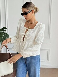 SHEIN Frenchy 2025秋冬女装花卉提花系带灯笼袖荷叶边下摆时尚衬衫，方领提花纹理荷叶边下摆衬衫，奶油色衬衫，田园风衬衫，系带衬衫，优雅女式衬衫，灯笼袖衬衫，系带衬衫，褶皱腰部衬衫，适合工作和通勤，春秋季，优雅衬衫，端庄衬衫，商务休闲女式衬衫，优雅女式衬衫，感恩节衬衫，时尚百搭，新年，圣诞节女式衬衫，舒适的秋冬季女式衬衫，法式风格，早午餐，通勤，办公室，简约，优雅，复古，完美日常，法式时尚风格 - 杏色 - 查看 10