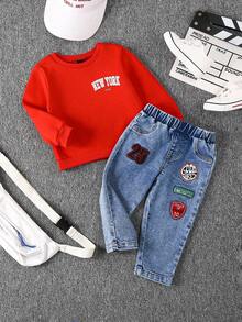 SHEIN Set de 2 piezas de pantalones vaqueros de mezclilla vintage y sudadera con estampado gráfico rojo para niños pequeños - Rojo - Ver 9