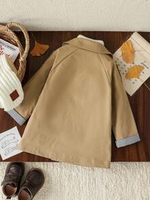 SHEIN Playful Pals 男婴休闲时尚双排扣条纹袖口优雅风衣外套，适合春秋季穿着，日常穿着、度假、旅行、参加派对等场合皆宜。男婴外套，卡其色风衣，秋季/冬季童装。