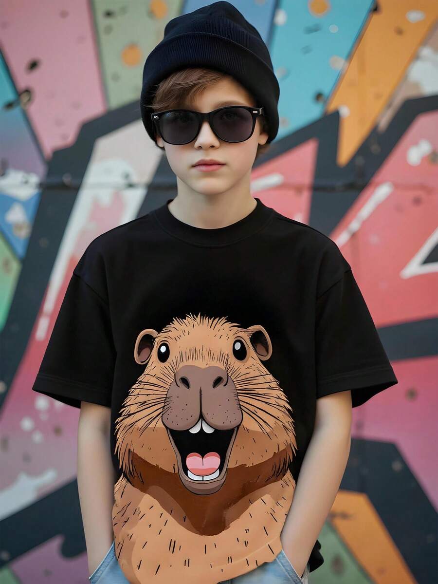 SHEIN 青少年男孩休闲时尚创意卡通水豚印花短袖 T 恤，基本款舒适款式 - 彩色 - 查看 1
