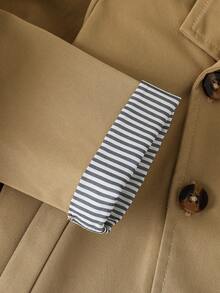 SHEIN Playful Pals 男婴休闲时尚双排扣条纹袖口优雅风衣外套，适合春秋季穿着，日常穿着、度假、旅行、参加派对等场合皆宜。男婴外套，卡其色风衣，秋季/冬季童装。