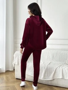 SHEIN 少女宽松休闲简约舒适字母压花连帽衫和裤子套装 - 紅色 - 查看 3