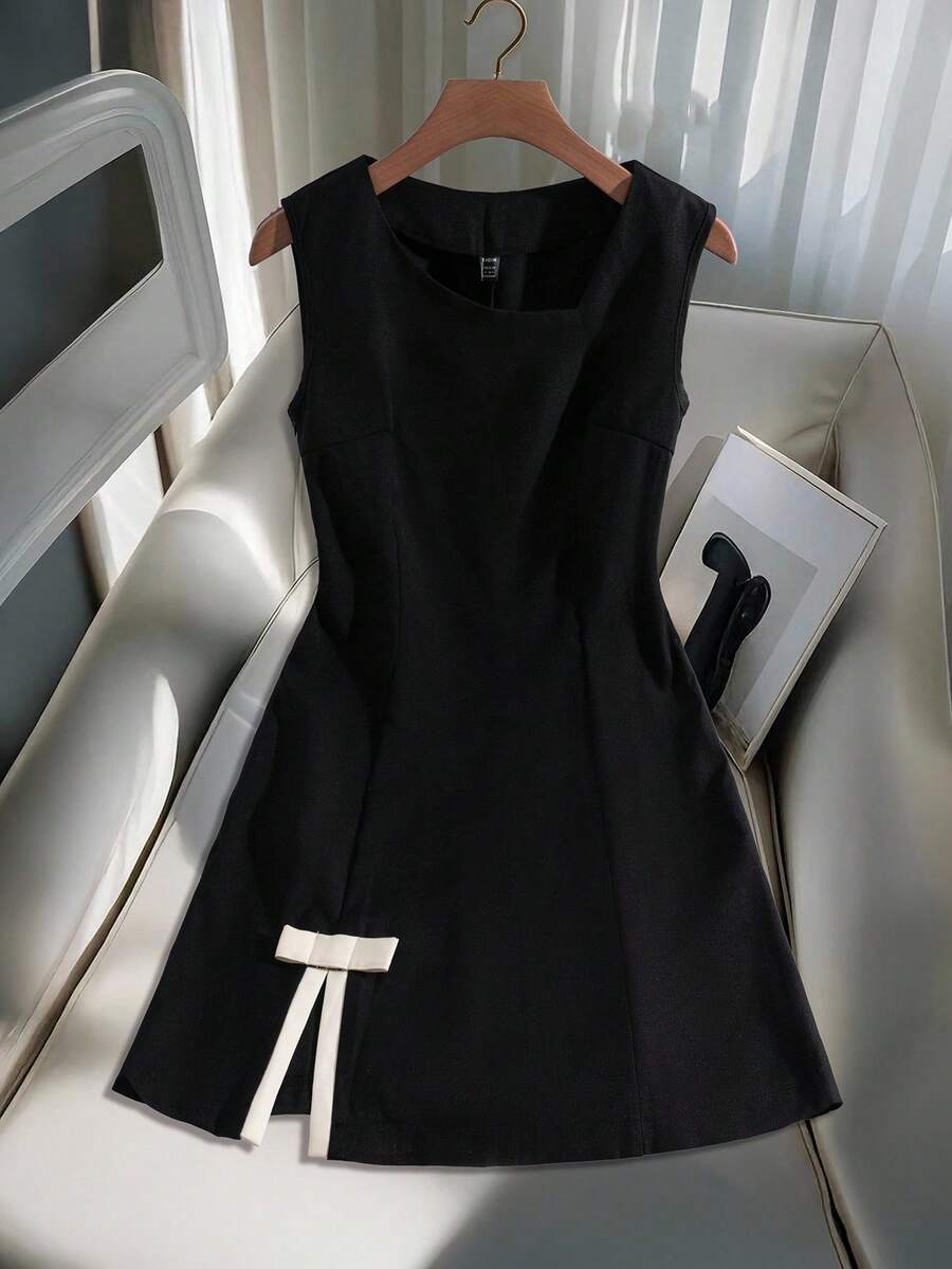 Franclia Váy nơ xếp ly cổ bất đối xứng họa tiết khối màu - màu đen - Xem 1