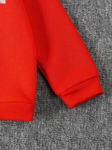 SHEIN Set de 2 piezas de pantalones vaqueros de mezclilla vintage y sudadera con estampado gráfico rojo para niños pequeños - Rojo - Ver 6