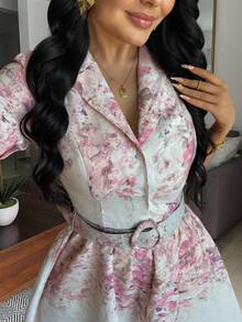 Chiquease 夏季 Polo 领柔焦花卉印花收腰中长款金属装饰连衣裙，粉色