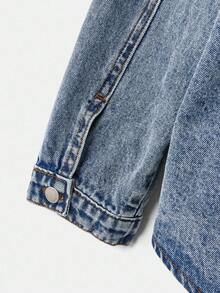 SHEIN 青少年男童时尚休闲复古Y2K老钱风灰色针织连帽拼接黑色牛仔宽松外套，适合儿童日常穿着，柔软舒适，也适合春夏、夏日派对、音乐节和海滩穿着。另有男童连帽牛仔外套、男童蓝色牛仔外套和男童连帽牛仔夹克，适合秋冬季穿着。 - 中等水洗藍 - 查看 5