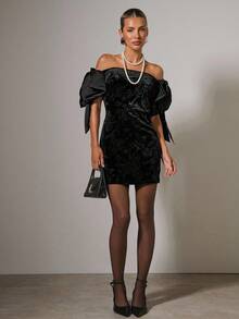 COSMINA Vestido mini ajustado con hombros descubiertos y estampado jacquard elegante para mujer - Negro - Ver 4