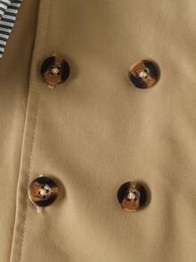 SHEIN Playful Pals 男婴休闲时尚双排扣条纹袖口优雅风衣外套，适合春秋季穿着，日常穿着、度假、旅行、参加派对等场合皆宜。男婴外套，卡其色风衣，秋季/冬季童装。