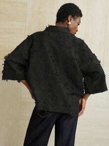 Aveloria Modichic 七分袖橄榄绿衬衫，简约剪裁，宽松版型，经典领型，穿着舒适 - 黑色 - 查看 2