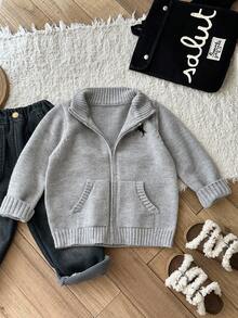 SHEIN 男童保暖内衬棒球风撞色马绣立领拉链开衫毛衣，适合居家、休闲外出穿着，舒适百搭，是秋冬季的理想之选。