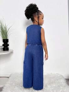 年轻女孩纯色V领无袖时尚上衣和工装长裤牛仔套装