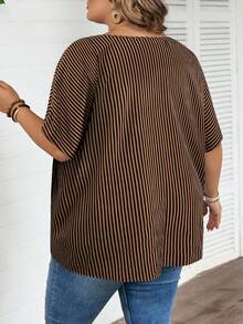 SHEIN CURVE+ 大码条纹印花V领休闲百搭短袖衬衫 - 咖啡棕 - 查看 2