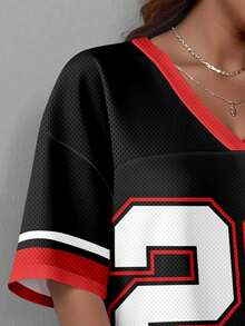 Slaydiva 2025 新款夏季休闲街头风格 V 领露肩短袖 23 标志图案红色下摆条纹全身印花宽松针织面料女式迷你连衣裙、音乐节、毕业服装、早午餐 - 彩色 - 查看 4