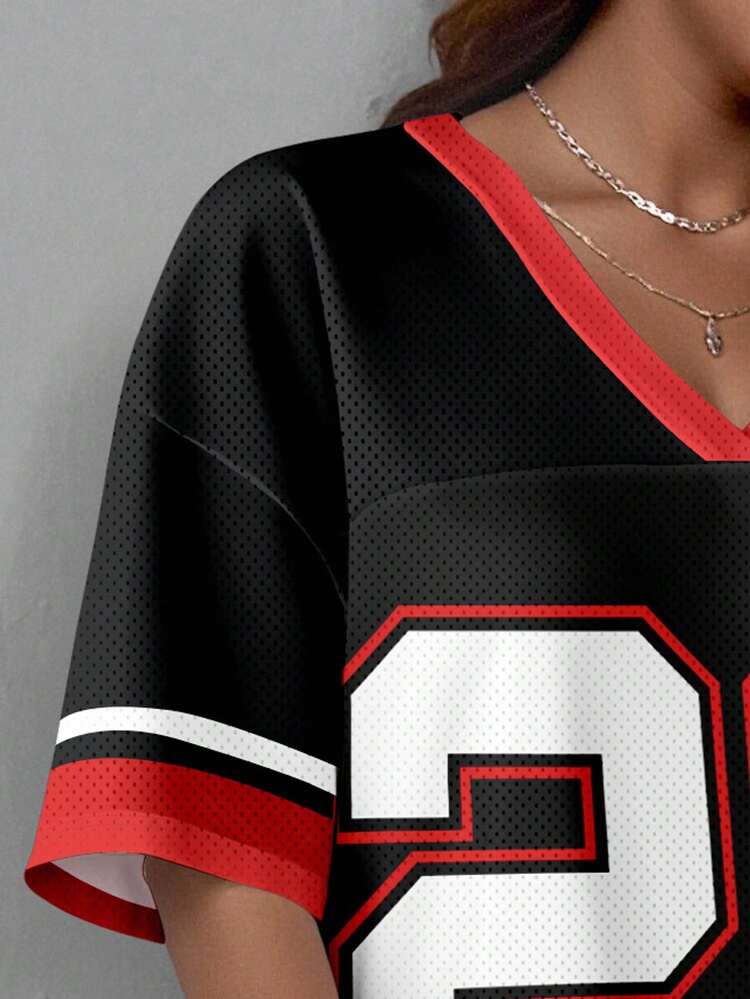 Slaydiva 2025 新款夏季休闲街头风格 V 领露肩短袖 23 标志图案红色下摆条纹全身印花宽松针织面料女式迷你连衣裙、音乐节、毕业服装、早午餐 - 彩色 - 查看 4