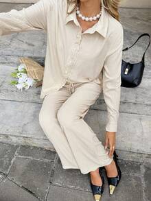 SHEIN Frenchy 2 件套女士休闲通勤简约纯色提花长袖衬衫和宽松裤 2 件套，秋季，新款秋季收腰衬衫套装，优雅两件套，亚麻收腰衬衫，休闲套装，教师节，旅行，机场穿着适度两件套舒适两件套，冬季两件套，派对两件套，女士派对两件套，婚礼派对两件套，外出上衣，女士优雅两件套，别致女士两件套，时尚优雅通勤套装 - 杏色 - 查看 1