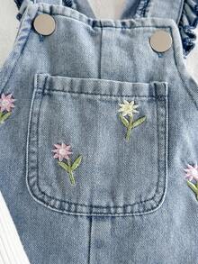 SHEIN Vintaside Kids 2 件女婴舒适休闲罗纹喇叭袖圆领长袖上衣和刺绣荷叶边围兜裤套装，适合春秋冬日常穿着 - 彩色 - 查看 8