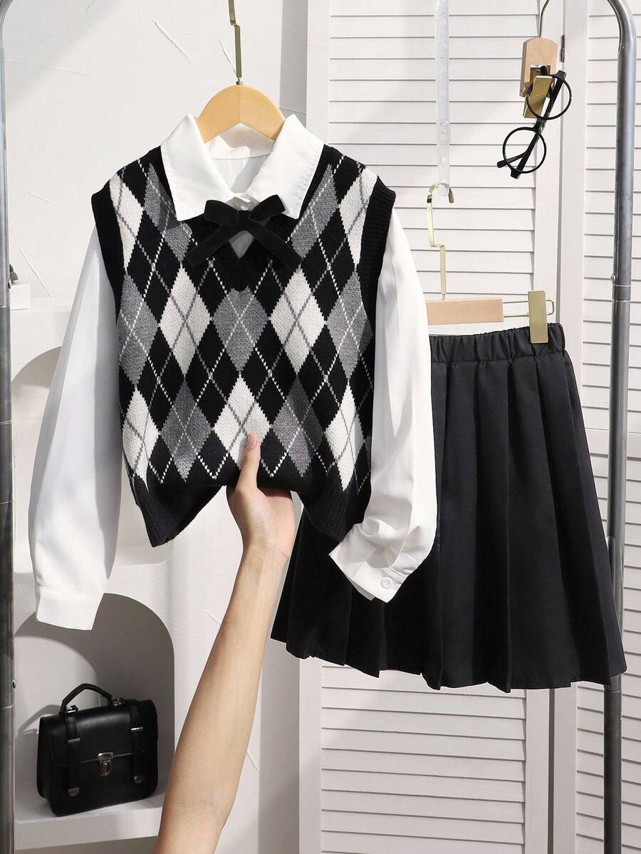 SHEIN Sparklyn 三件套：少女蝴蝶结背心、菱格纹背心、白色衬衫和百褶裙，适合返校季秋冬季的学院风套装 - 黑與白 - 查看 1