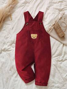 SHEIN Playful Pals 1 件装男婴焦糖色灯芯绒背带裤，搭配可爱小熊刺绣贴片和双色纽扣，复古减龄设计。捕捉秋冬假日氛围。可爱的休闲复古风格，适合外出、户外玩耍、度假、当季日常穿着 - 酒紅色 - 查看 3