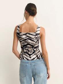 Nöista Áo không tay này có cổ vuông và dáng ôm vừa vặn với họa tiết sọc nâu trắng trừu tượng, mang đến vẻ ngoài hiện đại, gọn gàng. Tông màu trung tính và thiết kế cổ điển hoàn hảo cho trang phục mùa hè sành điệu và trang phục mùa hè đa năng của phụ nữ, dễ dàng kết hợp với những bộ trang phục mùa hè dễ thương. - màu đen - Xem 5