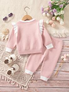 荷叶边圆领长袖蝴蝶结服装，适合居家和户外穿着