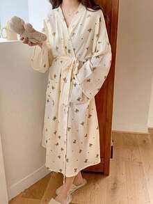 SHEIN 1 件女式睡袍 - 简约欧式长袖睡衣家居服，可爱小熊印花，轻薄材质，纯色，春秋夏季家居浴袍，小码至加大码，婚礼派对，水疗浴室装饰 - 米色 - 查看 10