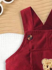 SHEIN Playful Pals 1 件装男婴焦糖色灯芯绒背带裤，搭配可爱小熊刺绣贴片和双色纽扣，复古减龄设计。捕捉秋冬假日氛围。可爱的休闲复古风格，适合外出、户外玩耍、度假、当季日常穿着 - 酒紅色 - 查看 7