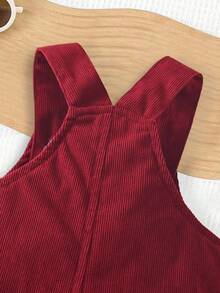 SHEIN Playful Pals 1 件装男婴焦糖色灯芯绒背带裤，搭配可爱小熊刺绣贴片和双色纽扣，复古减龄设计。捕捉秋冬假日氛围。可爱的休闲复古风格，适合外出、户外玩耍、度假、当季日常穿着 - 酒紅色 - 查看 4