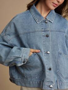 WESTFADE 翻领纽扣前襟贴袋宽松短款棉混纺牛仔外套，休闲可爱乡村西部风秋季波西米亚风 - 淺色水洗藍 - 查看 4