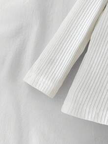 SHEIN Vintaside Kids 2 件女婴舒适休闲罗纹喇叭袖圆领长袖上衣和刺绣荷叶边围兜裤套装，适合春秋冬日常穿着 - 彩色 - 查看 6