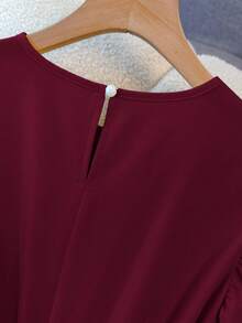 Franclia 优雅法式高端度假通勤百搭圆领荷叶袖弹力腰身珍珠纽扣装饰舒适柔软无弹杏色女士中长连衣裙，春夏款 - 酒紅色 - 查看 7