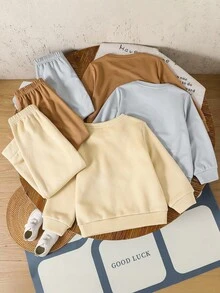 SHEIN 6 件套年轻男孩休闲圆领运动衫和印花运动裤套装，极具吸引力，包含 1 条金属项链配饰，适合户外玩耍、街头风格、派对、返校、生日、迎婴派对、节日、秋冬、羊毛、加厚 - 彩色 - 查看 2