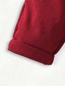 SHEIN Playful Pals 1 件装男婴焦糖色灯芯绒背带裤，搭配可爱小熊刺绣贴片和双色纽扣，复古减龄设计。捕捉秋冬假日氛围。可爱的休闲复古风格，适合外出、户外玩耍、度假、当季日常穿着 - 酒紅色 - 查看 5