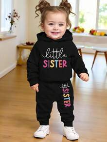 SHEIN Playful Pals 2 件套女婴时尚简约彩色字母印花连帽羊毛衫和字母印花羊毛裤套装，适合秋冬季外出 - 黑色 - 查看 1