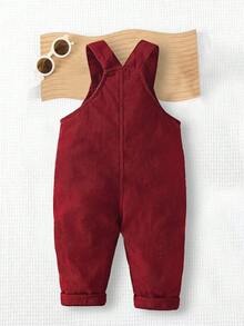 SHEIN Playful Pals 1 件装男婴焦糖色灯芯绒背带裤，搭配可爱小熊刺绣贴片和双色纽扣，复古减龄设计。捕捉秋冬假日氛围。可爱的休闲复古风格，适合外出、户外玩耍、度假、当季日常穿着 - 酒紅色 - 查看 2