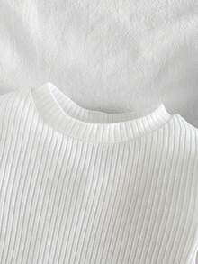 SHEIN Vintaside Kids 2 件女婴舒适休闲罗纹喇叭袖圆领长袖上衣和刺绣荷叶边围兜裤套装，适合春秋冬日常穿着 - 彩色 - 查看 4