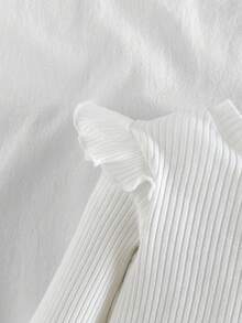 SHEIN Vintaside Kids 2 件女婴舒适休闲罗纹喇叭袖圆领长袖上衣和刺绣荷叶边围兜裤套装，适合春秋冬日常穿着 - 彩色 - 查看 3