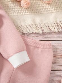 荷叶边圆领长袖蝴蝶结服装，适合居家和户外穿着