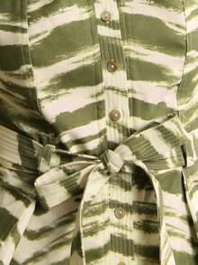 Nöista 这款无袖上衣采用方形领口和修身剪裁，饰有抽象的棕白条纹图案，呈现出现代感十足的结构感。中性色调和经典设计非常适合搭配时尚夏季服装和百搭的女性夏装，轻松搭配可爱的夏日造型。 - 軍綠色 - 查看 4