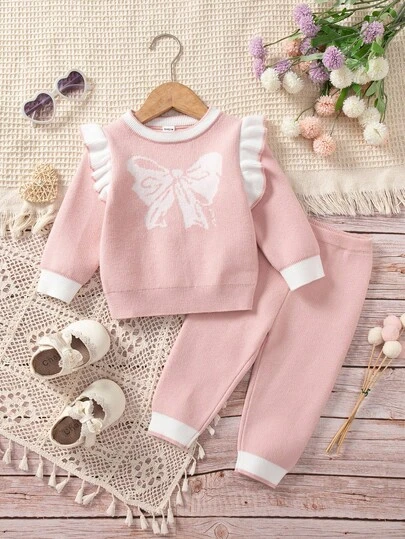 荷叶边圆领长袖蝴蝶结服装，适合居家和户外穿着