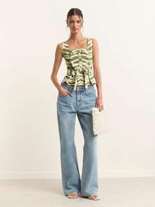 Nöista 这款无袖上衣采用方形领口和修身剪裁，饰有抽象的棕白条纹图案，呈现出现代感十足的结构感。中性色调和经典设计非常适合搭配时尚夏季服装和百搭的女性夏装，轻松搭配可爱的夏日造型。 - 軍綠色 - 查看 3