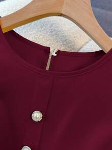 Franclia 优雅法式高端度假通勤百搭圆领荷叶袖弹力腰身珍珠纽扣装饰舒适柔软无弹杏色女士中长连衣裙，春夏款 - 酒紅色 - 查看 3