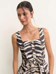 Nöista Áo không tay này có cổ vuông và dáng ôm vừa vặn với họa tiết sọc nâu trắng trừu tượng, mang đến vẻ ngoài hiện đại, gọn gàng. Tông màu trung tính và thiết kế cổ điển hoàn hảo cho trang phục mùa hè sành điệu và trang phục mùa hè đa năng của phụ nữ, dễ dàng kết hợp với những bộ trang phục mùa hè dễ thương. - màu đen - Xem 2